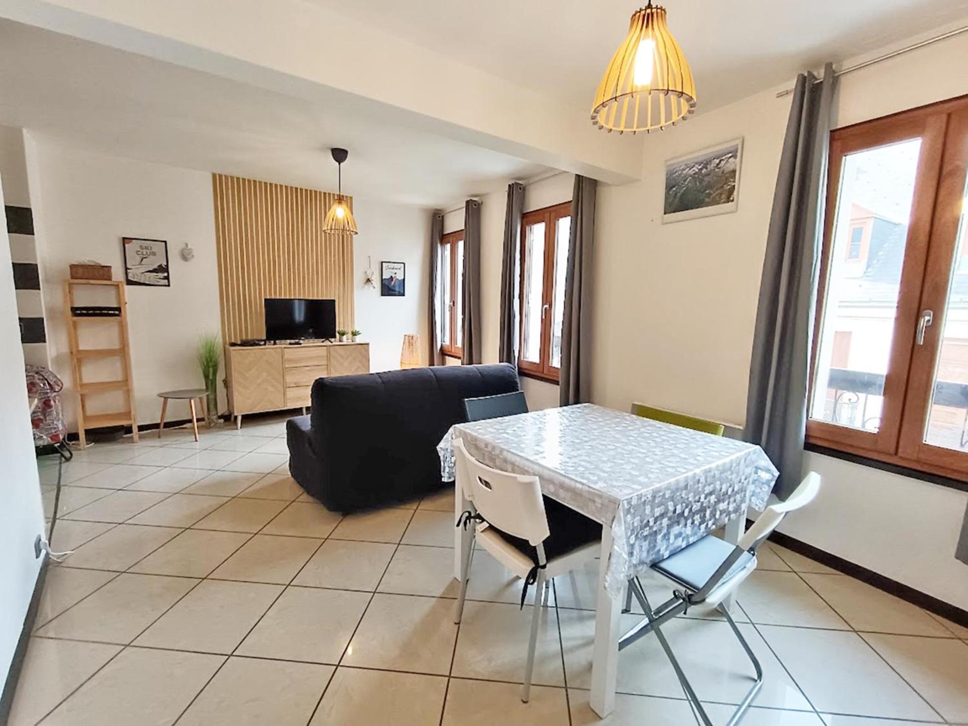 Апартаменти Le Louchonnais, T2, Wifi, 4 Personnes Bagneres-de-Luchon Екстер'єр фото